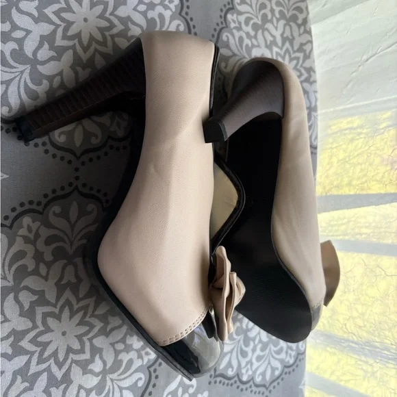 Chic Cream and Black Heels with Bow Detail - Picture 6 of 6